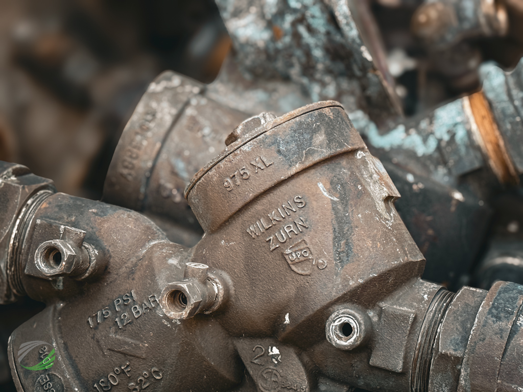 Redder colored brass or bronze fittings